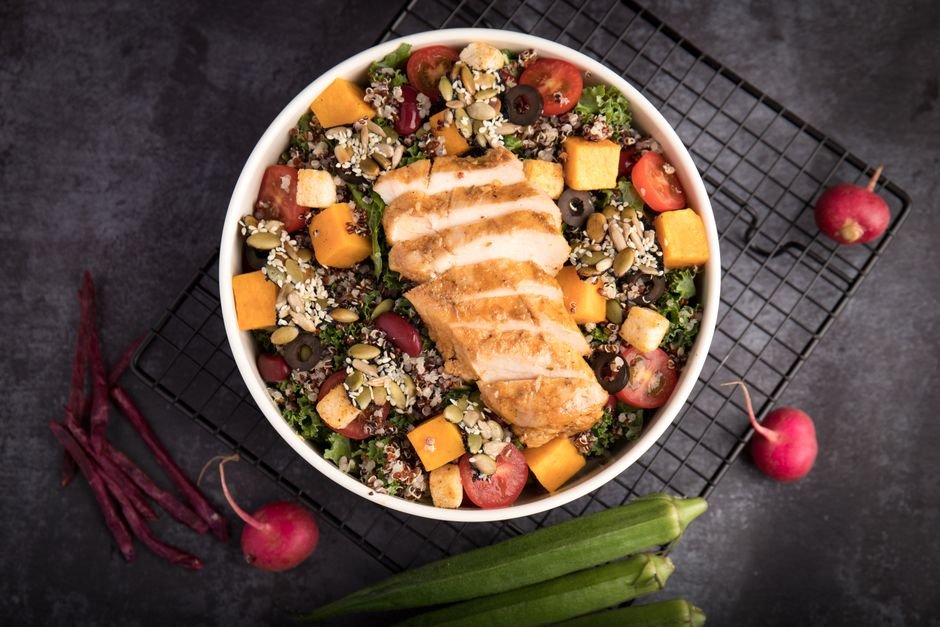 Ensalada templada de pollo y quinoa en un tazón, receta para el control glucémico