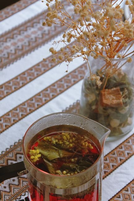 Taza de infusión medicinal con hierbas naturales para el control de la glucosa
