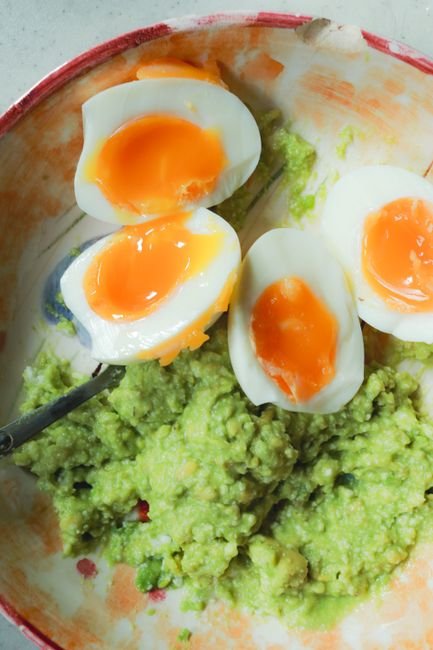 Desayuno con huevos y aguacate, receta baja en índice glucémico