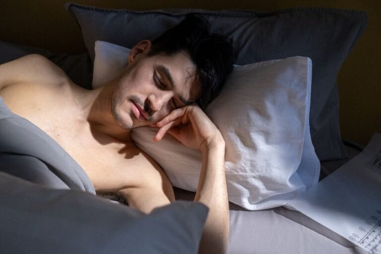 Persona durmiendo tranquila representando hábitos nocturnos para la glucosa estable