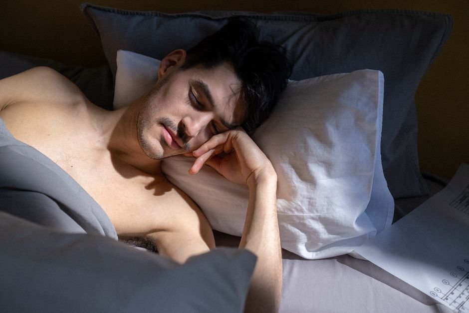 Persona durmiendo tranquila representando hábitos nocturnos para la glucosa estable