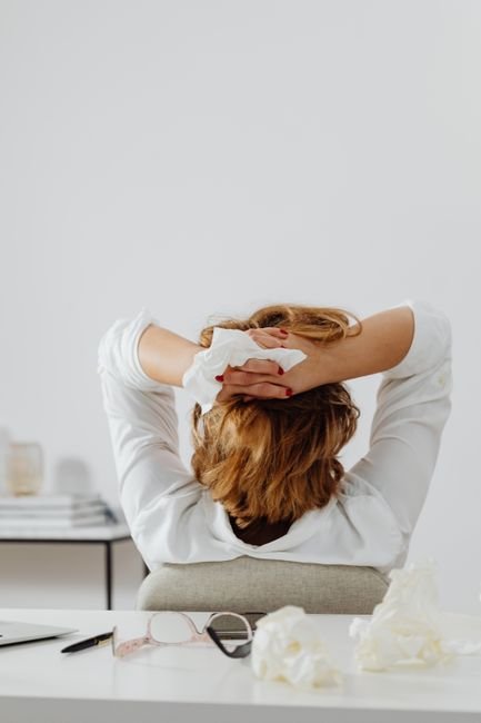 Persona estresada representando el impacto del cortisol en la glucosa