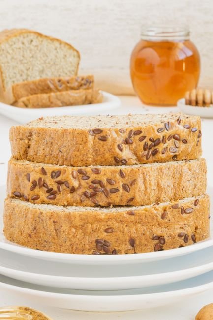 Pan de linaza casero en rebanadas, receta baja en carbohidratos para diabéticos