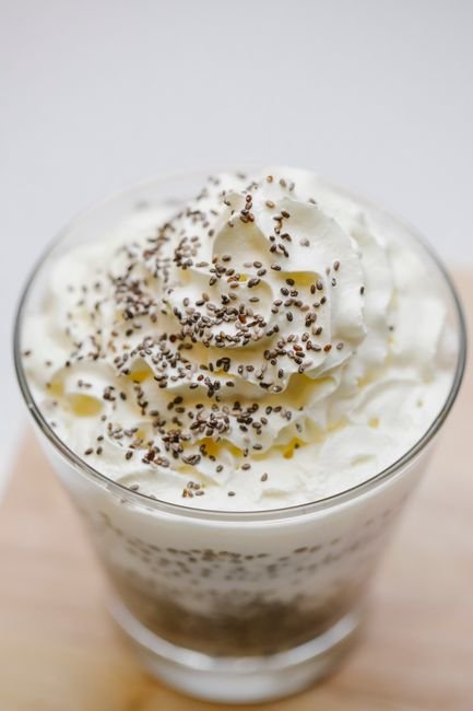 Pudding de chía con leche de almendras y canela en un frasco de vidrio