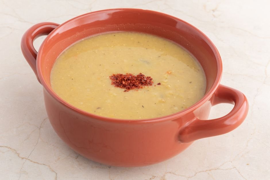 Sopa de lentejas y verduras en un tazón, receta saludable para la prediabetes