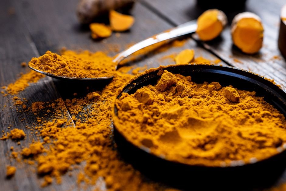 Cúrcuma en polvo y raíz junto a pimienta negra, especias naturales antiinflamatorias para la diabetes