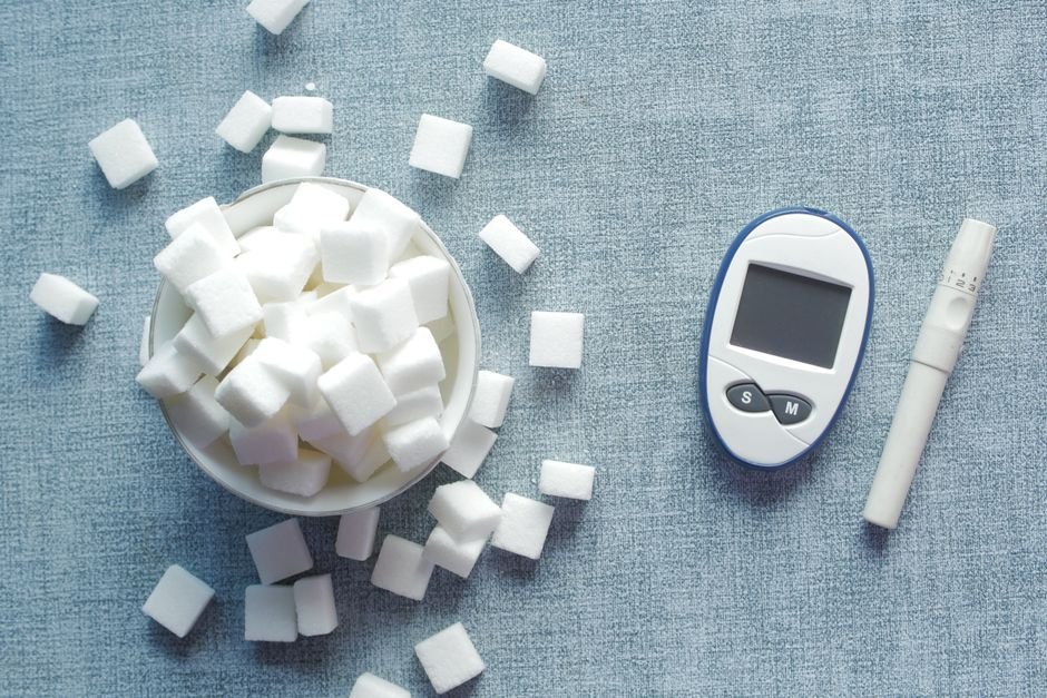 Melón amargo fresco cortado, fruta usada como remedio natural para la diabetes y el control de la glucosa