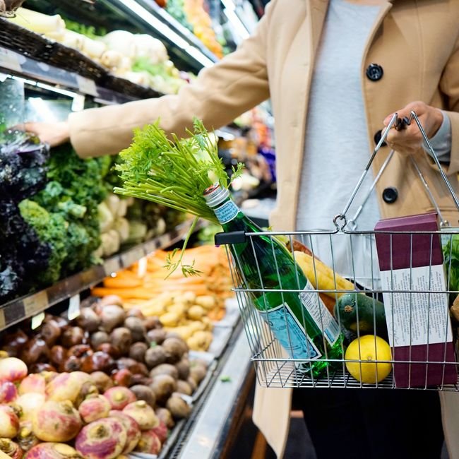Persona revisando etiquetas nutricionales en el supermercado para evitar azúcares ocultos