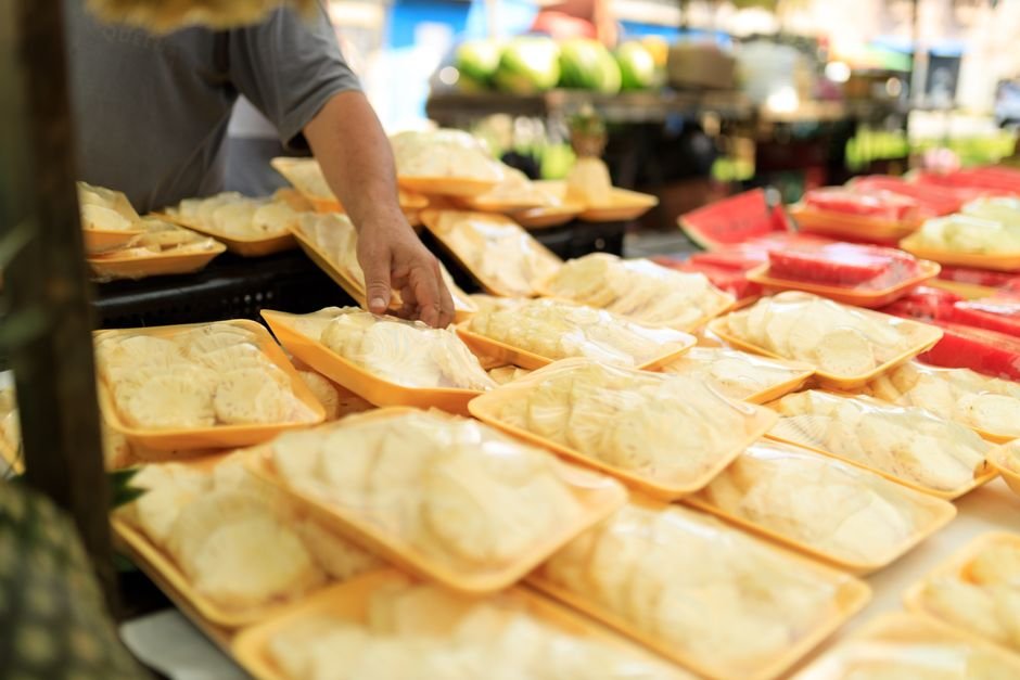Comparación de dos etiquetas nutricionales mostrando carbohidratos totales y azúcares añadidos